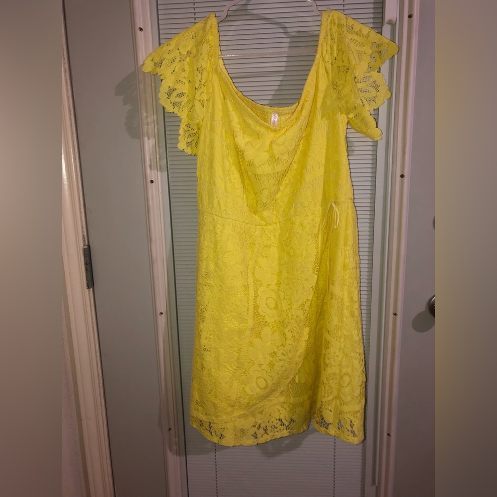 Bight yellow off the shoulder lace dress